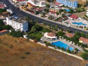 Bazén v ubytování Faliro Hotel nebo v jeho okolí