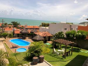 een luchtzicht op een resort met een zwembad bij Apart Hotel Litoral Sul in Natal