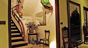 um quarto com uma escada e uma mesa e cadeiras em Hostal Montsoliu em Arbúcies