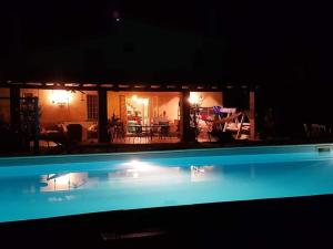 La alberca dentro o cerca de Splendida villa con piscina