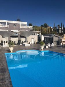 The swimming pool at or close to Villa La Perla