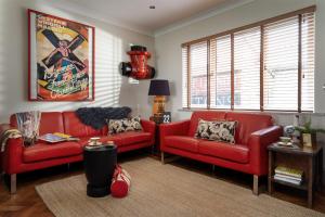 Coin salon dans l'établissement Quay House - Waterside eclectic style character home