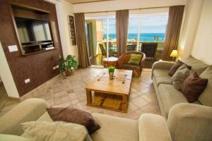 sala de estar con sofá y mesa de centro en Las Palmas Resort Condo 403 with amazing sea view, en Puerto Peñasco