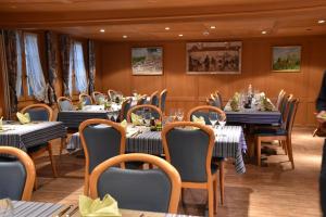 comedor con mesas y sillas en Hotel Löwen, en Escholzmatt