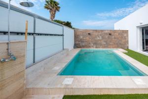 una piscina en el patio trasero de una casa en Casa El Palmar 1 en Vejer de la Frontera