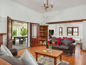 sala de estar con sofá y mesa en Abbotts Hill, en Malmesbury