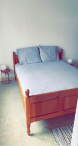 斯帕的住宿－Studio Terrasse Spa，一张红色的床,上面有蓝色的枕头