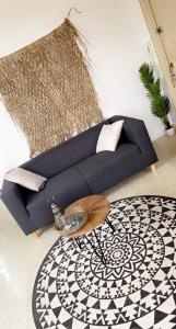 斯帕的住宿－Studio Terrasse Spa，客厅配有蓝色的沙发和地毯。