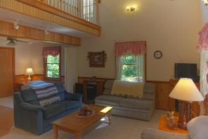 Χώρος καθιστικού στο Comfortable 4-Bed Chalet Near Tiec, Pets Welcome