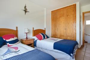 En eller flere senge i et værelse på 4 bedrooms villa with sea view private pool and furnished terrace at Sanlucar de Barrameda 2 km away from the beach