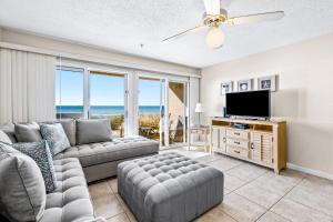 A seating area at Crystal Sands Condominiums