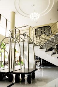 un conjunto de escaleras en una habitación con una escalera de caracol en San Marino Cassino Hotel, en Balneário Camboriú
