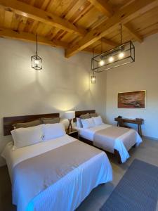 Giường trong phòng chung tại Hotel Quinta del Bosque
