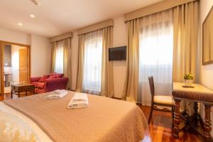 Televízia a/alebo spoločenská miestnosť v ubytovaní B&B Heritage Villa Apolon