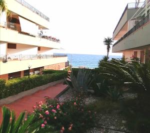 widok na budynek z oceanem w tle w obiekcie Oltremare Taormina Letojanni w mieście Letojanni +23 zdjęcia