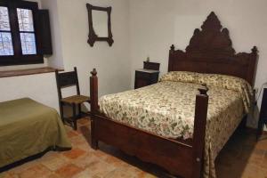 1 dormitorio con 1 cama, 1 silla y 1 ventana en Can Mas Pere, en Peratallada