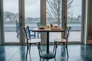 Balkón nebo terasa v ubytování voco Saranac Lake NY - Waterfront by IHG
