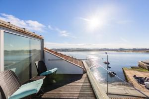 Un balcón con vista a un cuerpo de agua. en River house, en Oporto