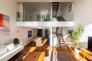 una sala de estar con una escalera en una casa en River house, en Oporto