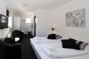 pokój hotelowy z dwoma łóżkami i telewizorem w obiekcie Skagen Hotel Annex w mieście Skagen