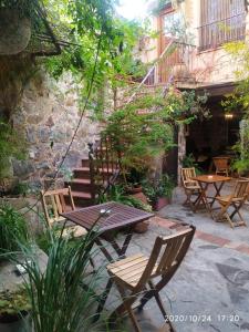 een patio met een tafel, stoelen en een trap bij La Troje Oropesana in Oropesa