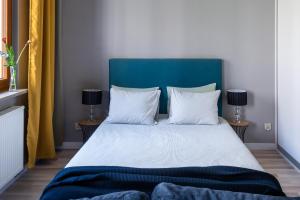 Cama ou camas em um quarto em apartamenty-wroc Ostrów Tumski