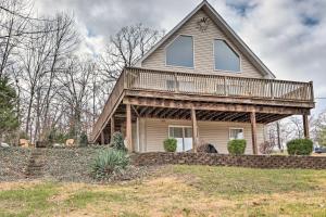 Gallery image of Hilltop Osage Beach Home with Deck and Fire Pit! in Osage Beach