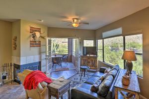 ein Wohnzimmer mit einem Sofa und einem Kamin in der Unterkunft Serene Desert Escape with Porch and Resort-Style Perks in Tucson