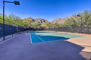 Bazén v ubytování Serene Desert Escape with Porch and Resort-Style Perks nebo v jeho okolí