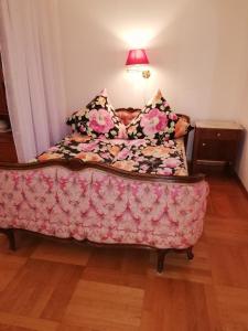 Bett in einem Zimmer mit einer rosa Blumenmatratze in der Unterkunft Exklusive Lage, sehr große Wohnung mit Gartenblick - FEWO Hämmerle Rot in Konstanz