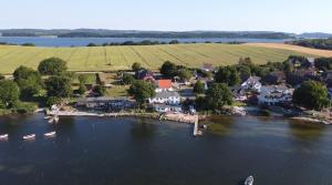 uma vista aérea de uma cidade sobre um lago em Ahoi Marie em Middelhagen