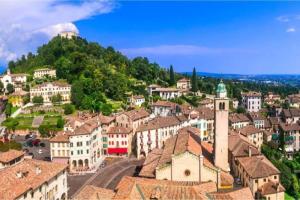Nespecifikovaný výhled na destinaci Crespano del Grappa nebo výhled na město při pohledu z apartmánu