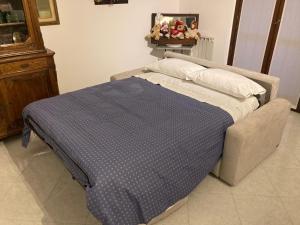 A bed or beds in a room at la nostra casa...
