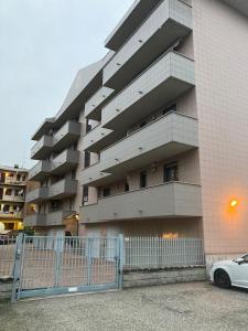 un bâtiment avec une voiture garée devant lui dans l'établissement la nostra casa..., à Novara