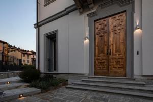 una puerta de madera en el lateral de un edificio con escaleras en CA' DEL RE SCARTOZZ, en Gavirate