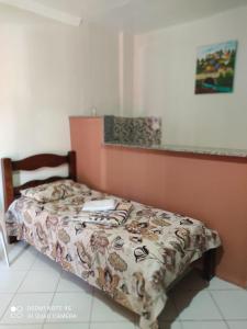 Una cama pequeña en una habitación con aversión en Villa Franco en Águas de São Pedro