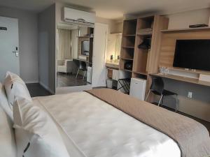 Hotel 7 Itajaí電視和／或娛樂中心