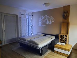Postel nebo postele na pokoji v ubytování Vlčí nora