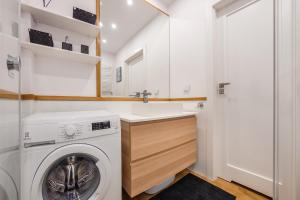 a laundry room with a washing machine and a sink at Apartament FINESTRA, przy morzu, ul Grunwaldzka 12 D23 in Pobierowo