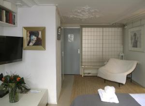 アムステルダムにあるB＆B シンゲル 100のリビングルーム(ソファ、椅子付)