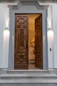 una gran puerta de madera en un edificio con escaleras en CA' DEL RE SCARTOZZ, en Gavirate