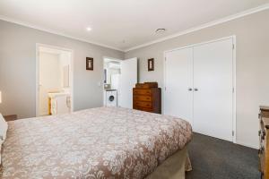 Un pat sau paturi într-o cameră la Sunrise Getaway - Rotorua Holiday Home