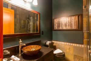 un baño con lavabo y ducha en 8140 Nicklaus North, en Whistler 43 fotos más