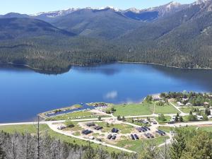 una vista aérea de un lago con montañas en el fondo en Terra Nova Cabins en West Yellowstone