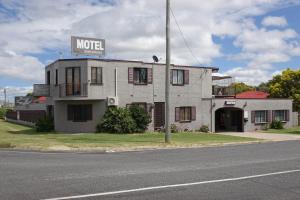 ein Gebäude mit einem Motelschild darüber in der Unterkunft Warwick Vines Motel in Warwick