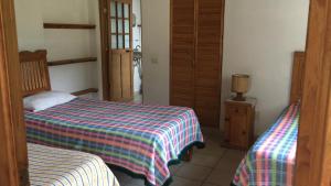 1 dormitorio con 2 camas y lámpara. en El Rincón de San Agustín Etla, en San Agustín Etla