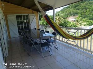 Μπαλκόνι ή βεράντα στο Maison de charme avec vue sur mer à Bas Vent - Confort optimal +4 φωτογραφίες