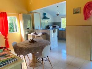 Η κουζίνα ή μικρή κουζίνα στο Maison de charme avec vue sur mer à Bas Vent - Confort optimal