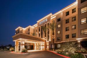 爾灣的住宿－Staybridge Suites Irvine - John Wayne Airport, an IHG Hotel，夜间酒店外貌的 ⁇ 染