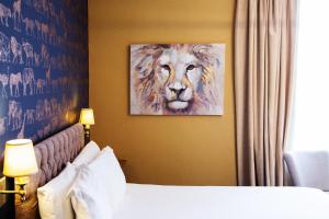un dormitorio con una pintura de un león en la pared en The Montana, en Torquay